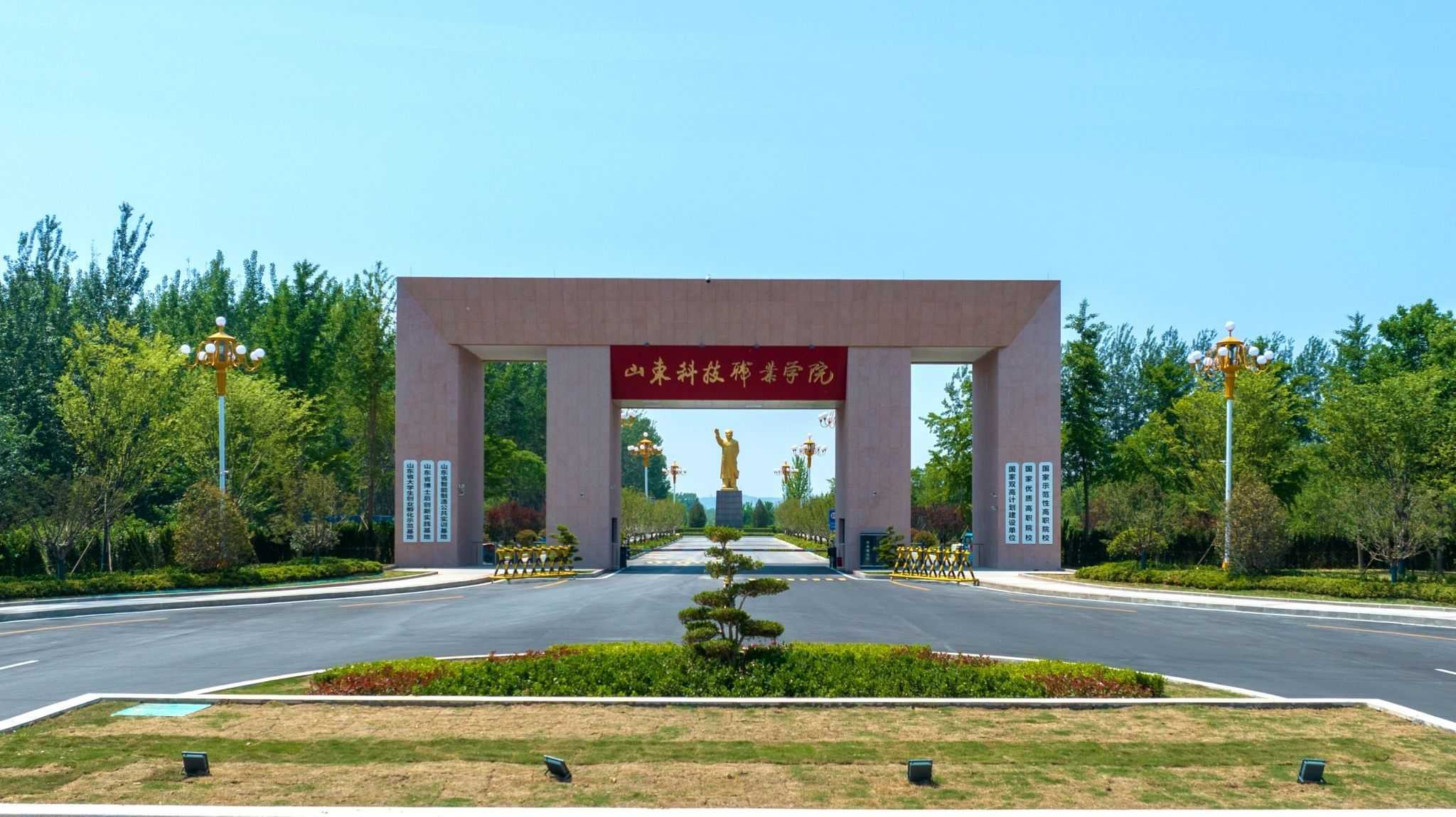 凝心聚力，精干实为，以实际行动迎接学校第二次党代会的胜利召开